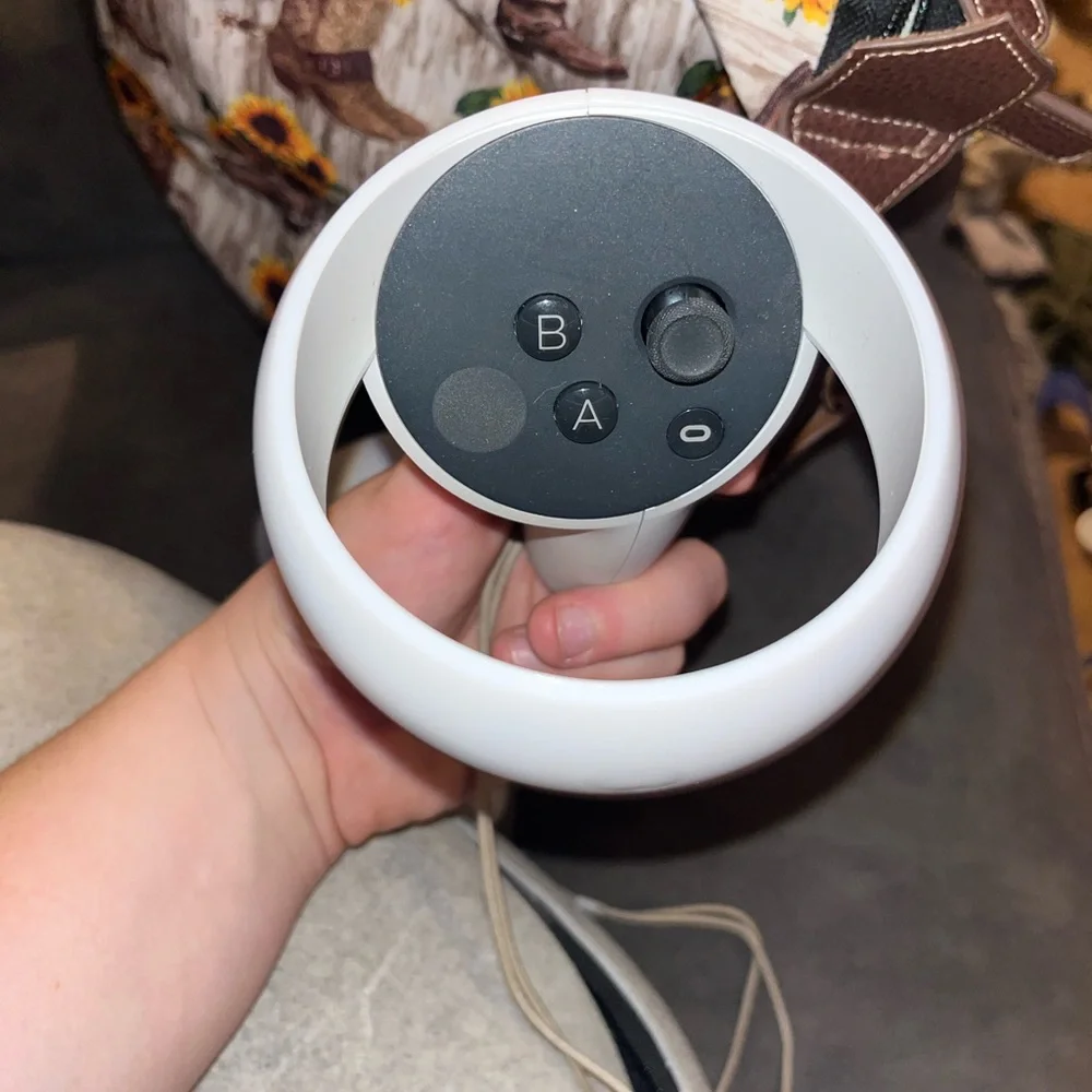 I’m selling this oculus it’s only been used 5 times and I’ve had it for a year.